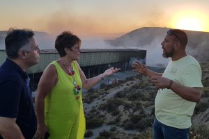 Adriana Valverde, Antonio Ruano y Rubén Gázquez en la planta de reciclaje.
