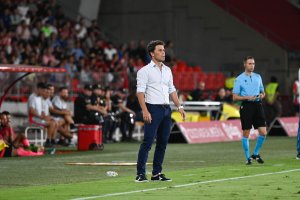 Rubi en la banda del Estadio de los Juegos Mediterráneos.