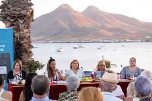 Imagen de la presentación del libro en La Isleta del Moro.