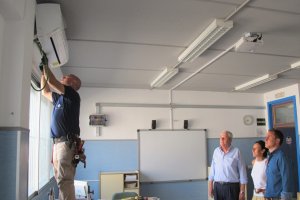 Las autoridades supervisan la instalación de los aires acondicionados.