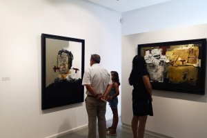 Visitantes observan dos de las obras de la exposición ‘Sudarios’, que puede verse en Olula del Río hasta el 18 de septiembre.