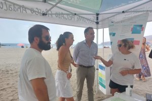 Aránzazu y Segura durante la campaña en la playa almeriense de El Palmeral.