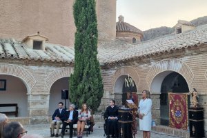 Pilar Alfonso, durante su intervención en el claustro del Saliente.