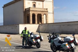 Un agente de tráfico en Las Salinas del Cabo de Gata.