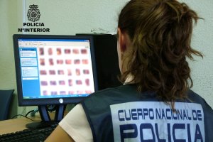 Una agente analiza archivos en una operación