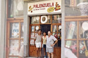 En la foto, su fundador, Francisco Palenzuela Montoya, junto a su hijo Manuel y un empleado, allá por los años ochenta.