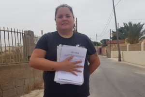 María del Mar Hernández, portavoz vecinal, con las 1.700 firmas recogidas.