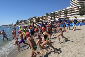 200 nadadores en la Travesía a Nado Puerto de Aguadulce.