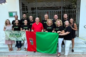 Bonilla entregó la bandera del municipio al grupo de baile Los Parisinos, de la Academia Bembé