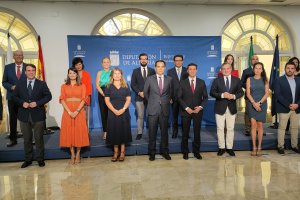 Foto de familia del consejero Nieto y los diputados provinciales.