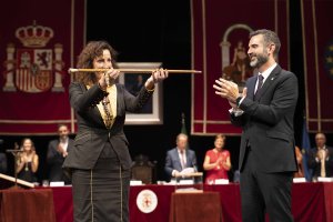 María del Mar Vázquez recoge la vara de mando de Ramón Fernández-Pacheco.