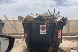 Un contenedor para residuos orgánicos cargado de todo menos residuos orgánicos.