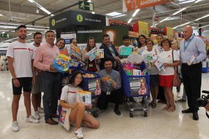 El equipo de Carrefour junto al voluntariado de Cruz Roja Almería durante la presentación de ‘Vuelta al Cole Solidaria’. Foto: Alonso Sánchez