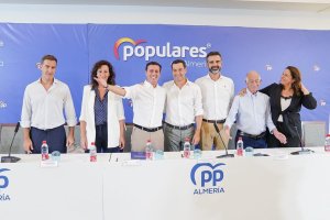 Moreno con dirigentes almerienses en la Junta Directiva provincial del PP.