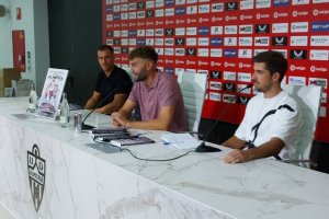 Los autores, César Vargas y Alejandro Asensio, y el capitán Fernando.