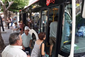 Imagen de archivo de usuarios del transporte urbano.