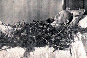 Nicolás Salmerón, recién fallecido en su cama de Pau (Francia) en 1908, cubierto de flores recién cortadas por el jardinero.