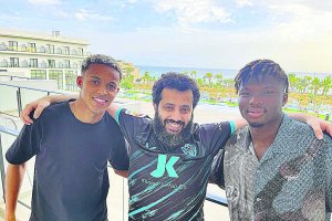 Lázaro, Turki y Touré en el hotel de El Toyo el sábado por la mañana.