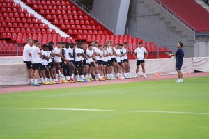 Rubi hablando con la plantilla después del cierre del mercado de fichajes.