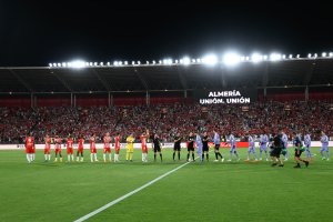 Otro partido por la noche en casa.