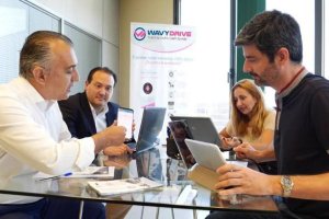 Adolfo Gutiérrez junto a su equipo desarrollando la aplicación WavyDrive.