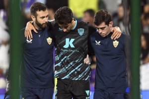 César de la Hoz tras abandonar, lesionado, el terreno de juego.