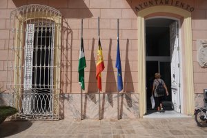 Banderas del Ayuntamiento de Carboneras a media asta.
