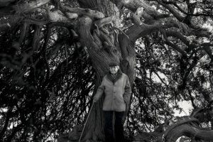 Julio Alfredo Egea, junto a la Sabina milenaria del Parque Natural Sierra María-Los Vélez.