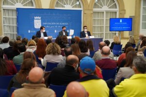 Presidente de la Diputación y diputados informando a los interinos de la oferta de plaza el pasado mes de abril.