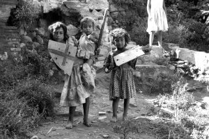 Gitanillos. Montjuïc (Barcelona) 1963. Foto: Archivo Colita.