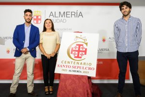 El concejal Joaquín Luque, la hermana mayor del Santo Sepulcro, Fini Salvador, y el autor del logotipo del centenario, Miguel Mora.