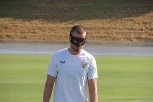 Rodrigo Ely entrena con máscara tras el golpe sufrido en la nariz el lunes.