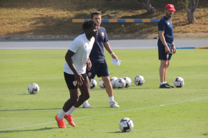 Rubi atento a los movimientos de Touré en el entrenamiento.