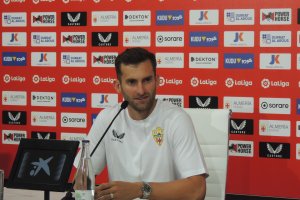 Leo Baptistao en la rueda de prensa después del entrenamiento.