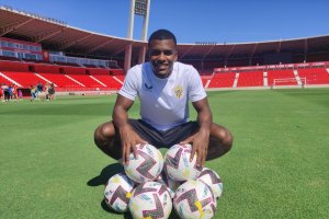El lateral Akieme posa en la hierba después de la entrevista.