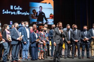 El reconocido cantante almeriense David Bisbal acompañó a los últimos empresarios que recogieron su acreditación como miembros de ‘Sabores Alm
