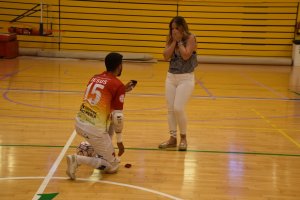 Pedida de mano en plena pista.