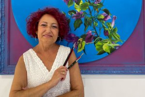 Odu Carmona, junto a uno de sus cuadros.