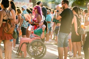 Una joven en silla de ruedas disfruta de un concierto en el Cooltural Fest.