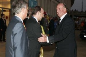 Juan Carlos I entrega el premio al alcalde de Almería.