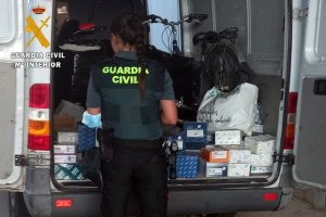 Imagen de la Guardia Civil incautando los medicamentos.