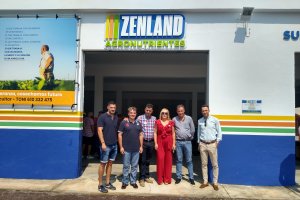 Pedro Manuel Pablo, gerente de Zenland, equipo comercial, delegados y técnicos junto a Ricardo Cespedes (La Voz de Almería)