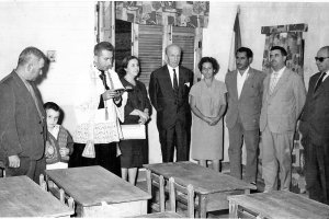 Doña Isabel, con vestido claro, el día que se inauguró el colegio del Patronato de San Isidro.