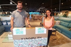 Ignacio Sanciez entrega tv del concurso de fotografia de Feria.