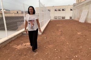 La alcaldesa de Cantoria, Purificación Sánchez en el nuevo huerto escolar del Colegio Cerro del Castillo.