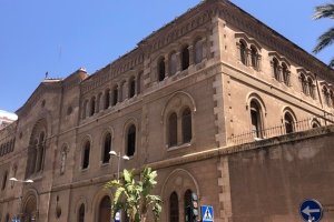 Fachada de la Compañía de María en Almería.