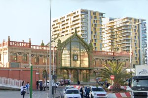 Desafortunada imagen urbana que ofrece la antigua Estación de tren y tras ella los nuevos edificios construidos en el solar del Toblerone.