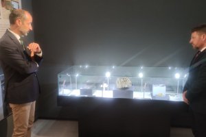 Carlos Fernández junto a José Vélez y el bloque de monedas.