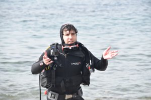 Savíns Puertas tras acabar una partida de ajedrez bajo el agua.