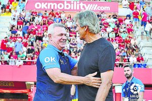 Rubi con Pellegrini en la previa del Mallorca-Betis.